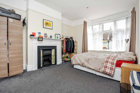 2 bedroom flat to rent, Chillerton Road, London SW17