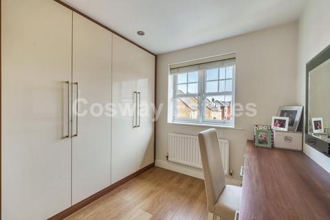 9 Tiverton Way, London, NW7 1GE