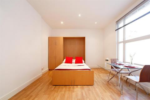 Studio to rent, Southwell Gardens, London SW7