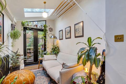 30b Cephas Avenue, London, E1 4AT