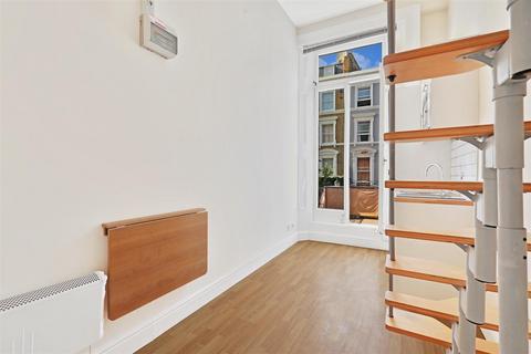 Studio to rent, Collingham Place, London SW5