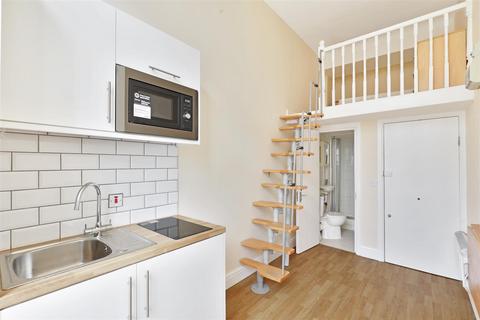 Studio to rent, Collingham Place, London SW5