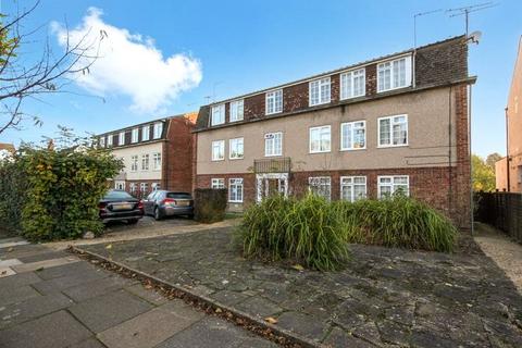 Chase Court Gardens, Enfield EN2