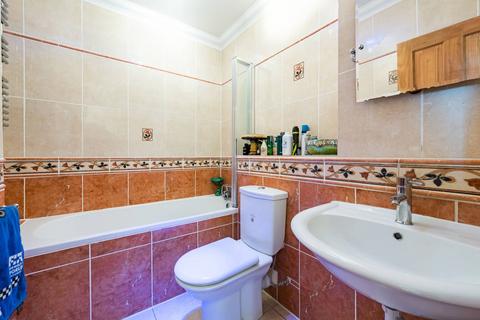 2 bedroom flat for sale, Redwood Gardens, Chingford, London, E4