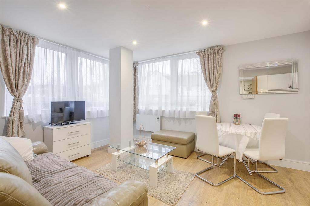 13 Castle House, Desborough Road, HP11 2 FP-6.jpg