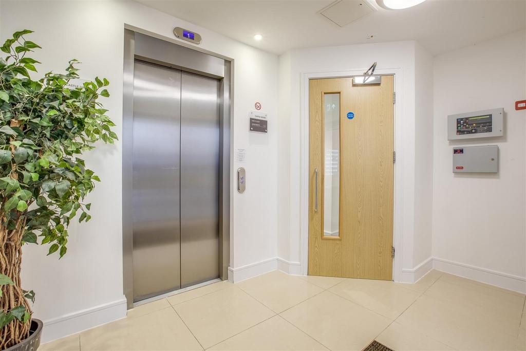 13 Castle House, Desborough Road, HP11 2 FP-10.jpg