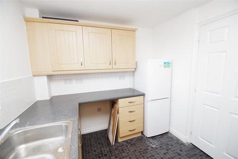 2 bedroom flat to rent, Swan Close, Swindon SN3