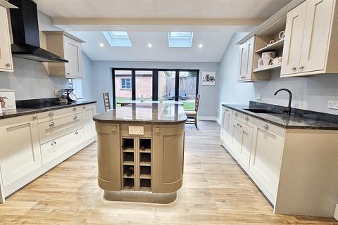 4 bedroom detached house for sale, Abbots Road North, Humberstone Village