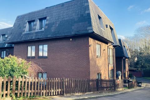 2 bedroom flat to rent, BROADHURST AVENUE