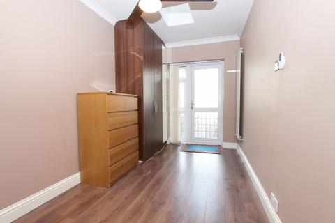 Studio to rent, Lady Margaret Road, Southall, UB1