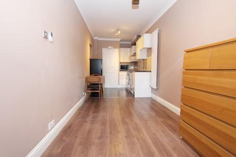 Studio to rent, Lady Margaret Road, Southall, UB1