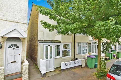 2 bedroom end of terrace house to rent, Garden Road Folkestone CT19