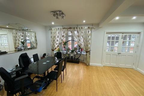 5 bedroom semi-detached house to rent, Stradbroke Grove Ilford IG5 0DQ