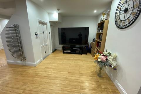 5 bedroom semi-detached house to rent, Stradbroke Grove Ilford IG5 0DQ