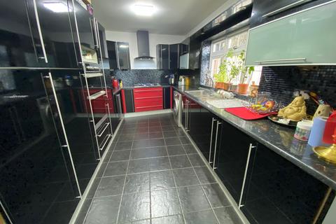 5 bedroom semi-detached house to rent, Stradbroke Grove Ilford IG5 0DQ