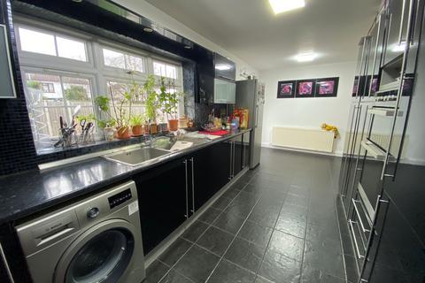 5 bedroom semi-detached house to rent, Stradbroke Grove Ilford IG5 0DQ