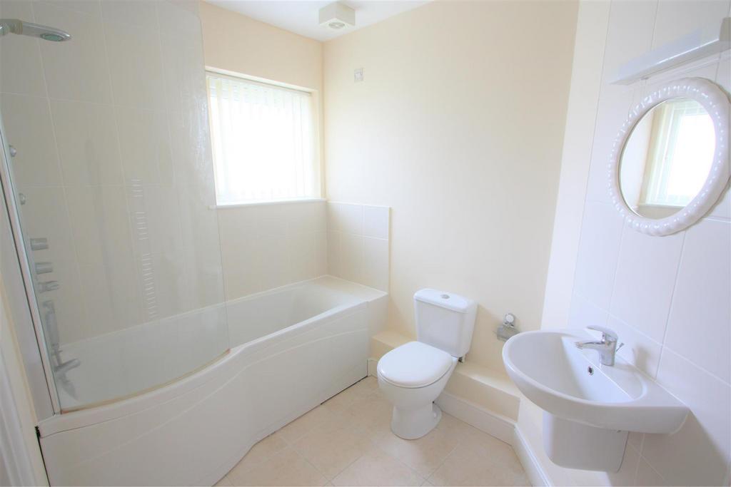 10 Longshore Apartments Bathroom