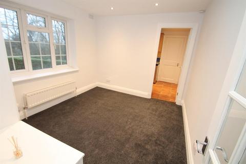 Studio to rent, Herga Court, Sudbury Hill, Harrow on the Hill