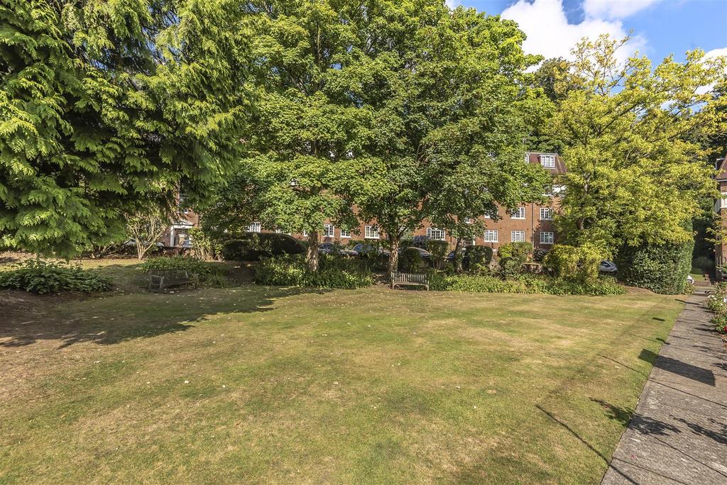 61 Herga Court - Communal Garden.jpg