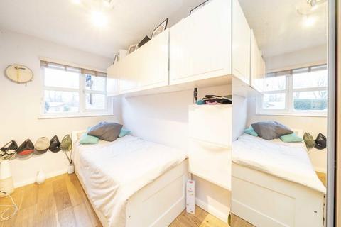 2 bedroom flat for sale, Kingfisher Way, London NW10