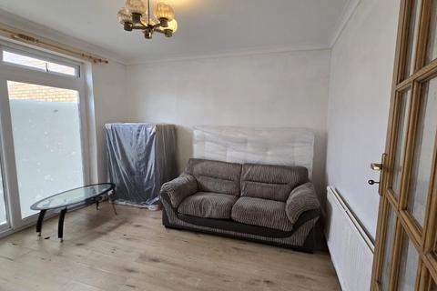 4 bedroom terraced house to rent, Selwyn Avenue, Ilford