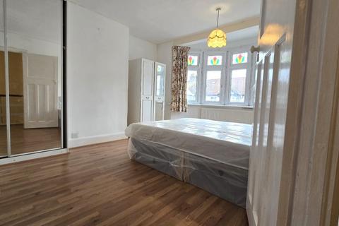 4 bedroom terraced house to rent, Selwyn Avenue, Ilford