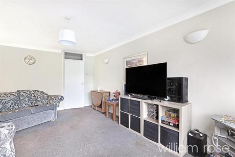 2 bedroom apartment for sale, Chingford Avenue, London E4