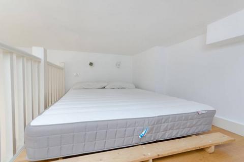 Studio to rent, Fairholme Road, West Kensington, London, W14