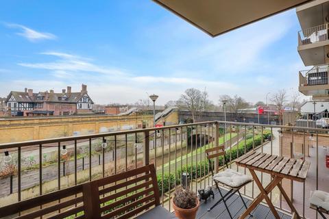 2 bedroom flat for sale, Grosvenor Court, Adenmore Road, London
