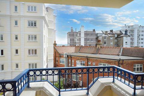 2 bedroom flat to rent, Compton Street, Eastbourne