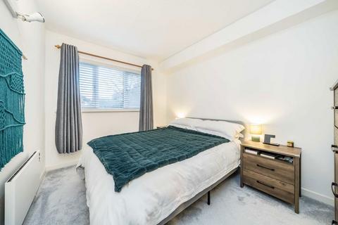 2 bedroom flat for sale, St. Benedicts Close, London SW17