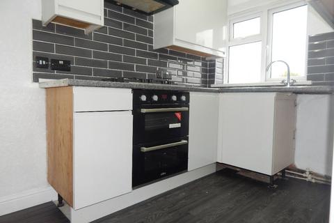 2 bedroom semi-detached house to rent, Manor Way, Batley