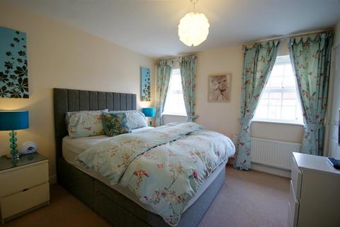 4 bedroom townhouse to rent, Squirrel Chase , Witham St Hughs