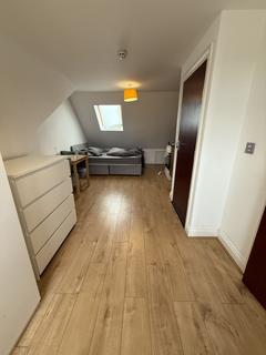 Studio to rent, Spring Grove Crescent, Hounslow TW3