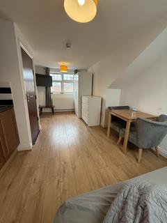 Studio to rent, Spring Grove Crescent, Hounslow TW3