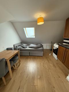 Studio to rent, Spring Grove Crescent, Hounslow TW3