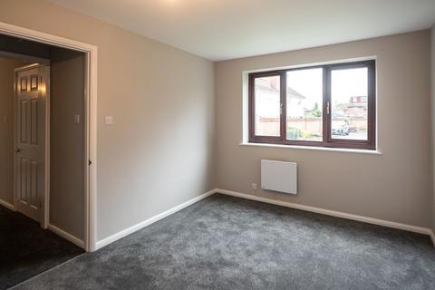 1 bedroom apartment for sale, Flat 6 Bishops Court, Wolsey Road, Sunbury-on-Thames, Middlesex, TW16 7TW