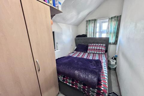 2 bedroom flat for sale, Gledwood Court, Gledwood Drive, Hayes, UB4 0AF