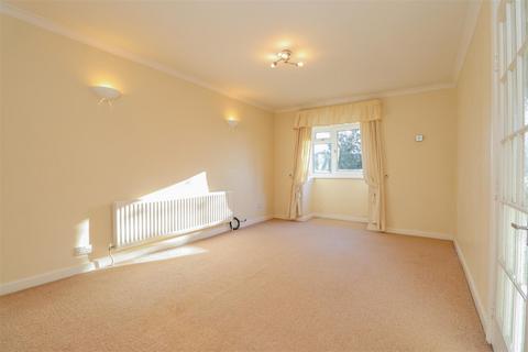 2 bedroom flat for sale, Wimblehurst Road, Horsham