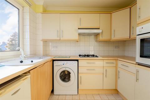 2 bedroom flat for sale, Wimblehurst Road, Horsham