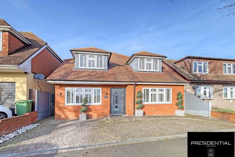 29 Greenway, Romford, RM3 0HH