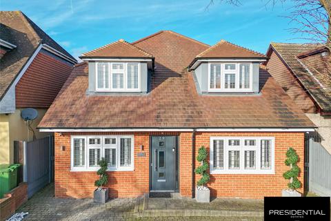 29 Greenway, Romford, RM3 0HH