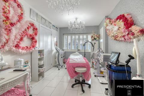 29 Greenway, Romford, RM3 0HH
