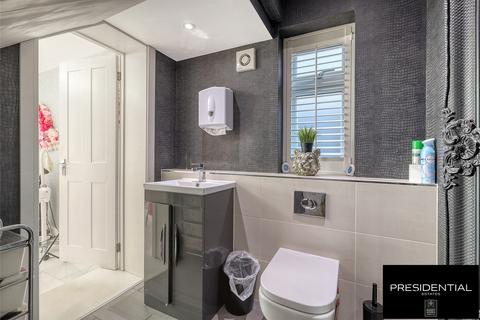 29 Greenway, Romford, RM3 0HH