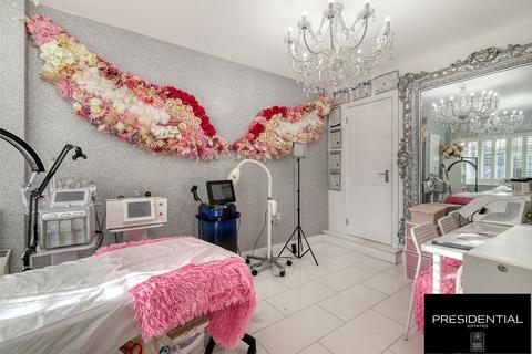 29 Greenway, Romford, RM3 0HH