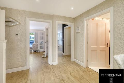 29 Greenway, Romford, RM3 0HH