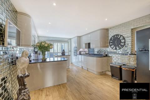 29 Greenway, Romford, RM3 0HH