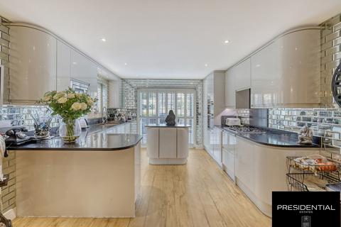 29 Greenway, Romford, RM3 0HH