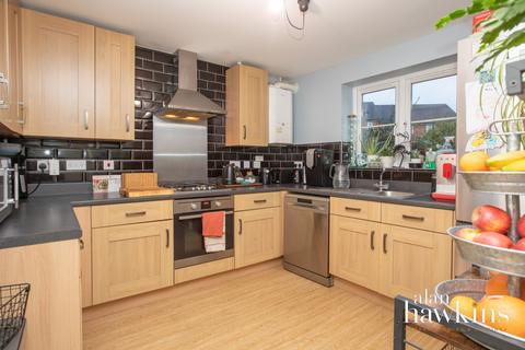 4 bedroom detached house to rent, Beaufort Avenue, Royal Wootton Bassett, SN4