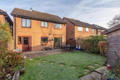 6 Twyner Close, Horley, RH6 9XW